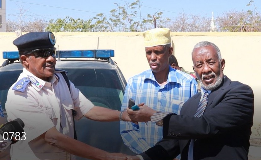 Daawo: Wasiirka Arrimaha Gudaha Somaliland  Oo  3 Gaadhi  Ku  Wareejiyey  Taliye  Ku Xigeenka Ciidamada Boliska