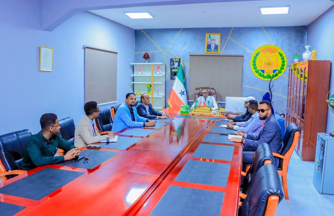 Wasiirka Arimaha Guddaha iyo Amniga Jsl oo Xafiiskiisa kulan Gaara kula Qaatay Guddida isku Dhafka ah ee Hirgelinta Caymiska Gaadiidka